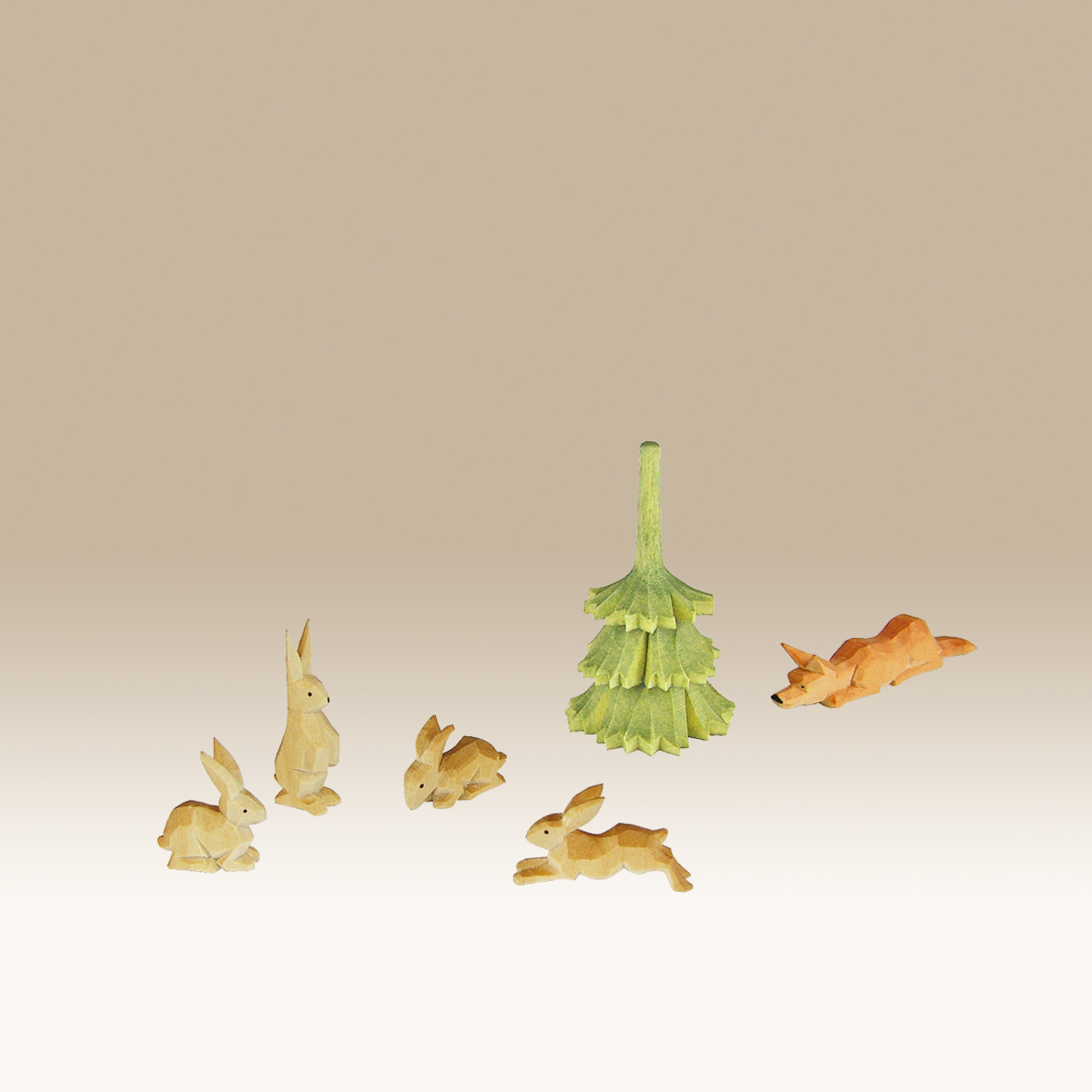 Geschnitzte Hasengruppe mit Fuchs