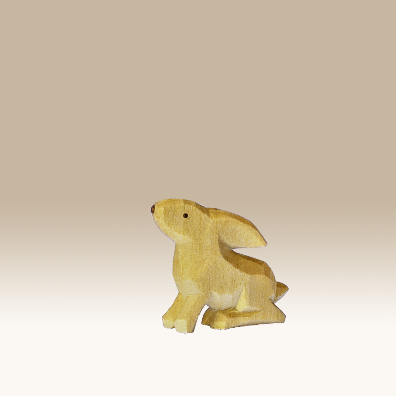 Geschnitzter Hase, sitzend schnuppernd