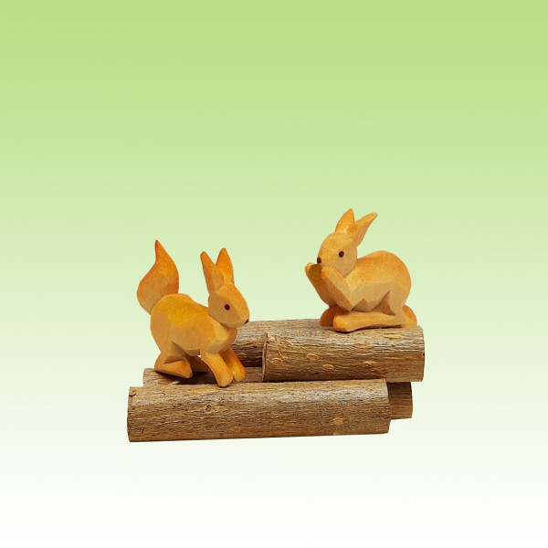 geschnitzte Eichhörnchen auf Holzstapel