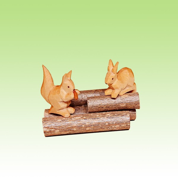 geschnitzte Eichhörnchen auf Holzstapel